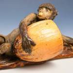 Keramická opice s kokosem