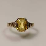 Prsten se žlutým kamenem