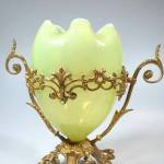 Dekorativní váza z uranového skla v montáži